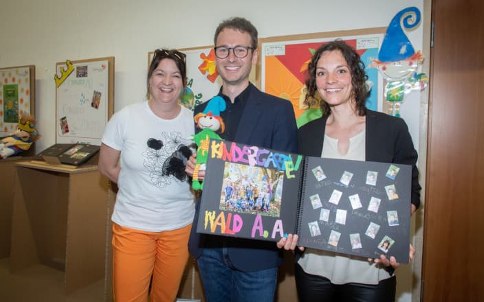 Landesrat Daniel Zadra freut sich mit den engagierten Pädagoginnen über den Abschluss des Projekts "Ein Königreich für die Zukunft".